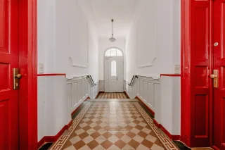 3-Zimmer-Wohnungen in München kaufen. Altbau Treppenhaus, Denkmalschutz.